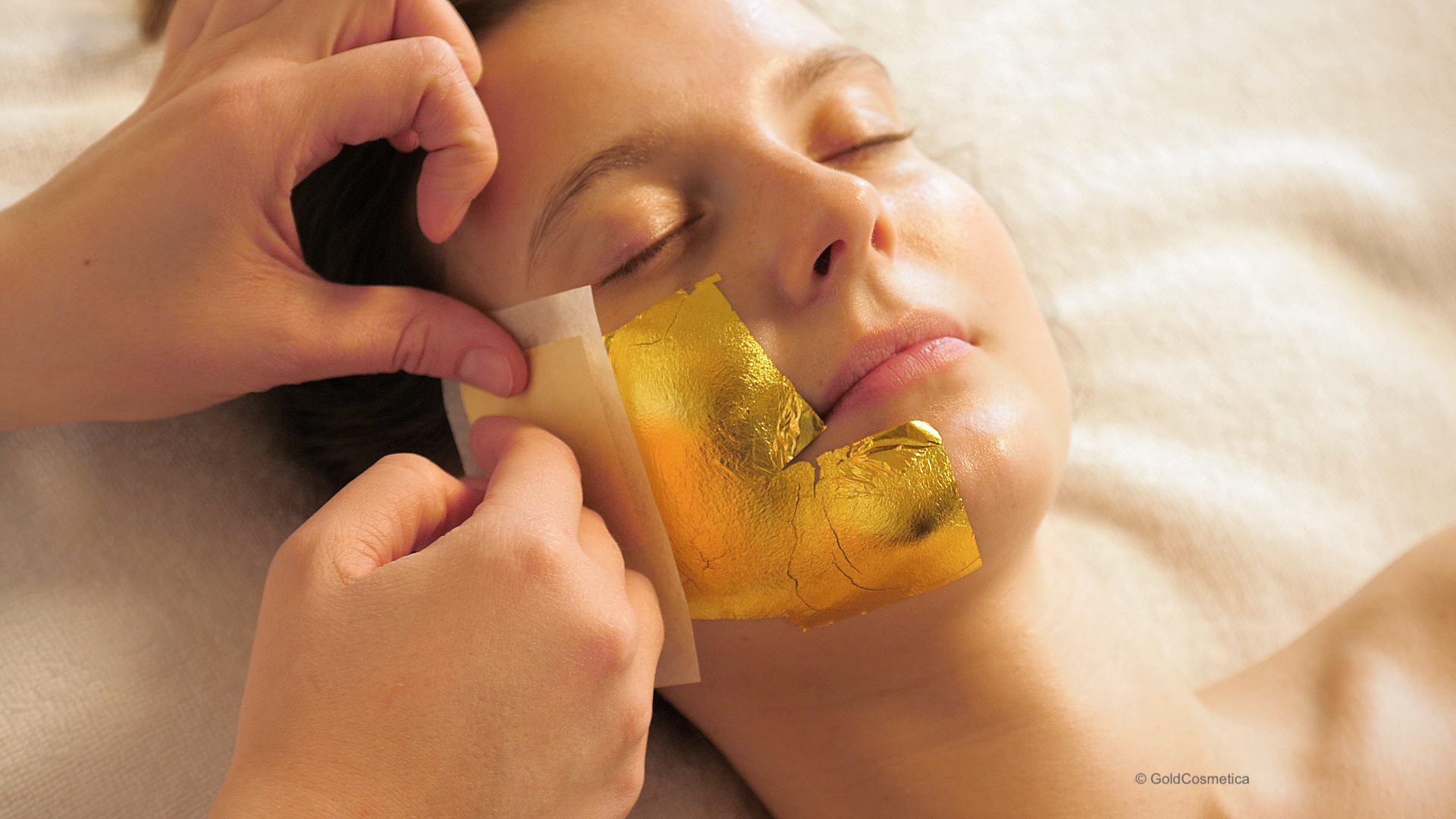 Behandlung mit kosmetischem Blattgold