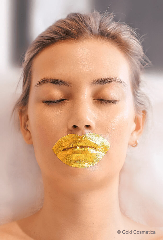 Auf Gesicht aufgetragene Lippenmaske Gold