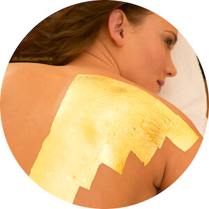GoldCosmetica Körperbehandlung auf Rücken aufgetragen